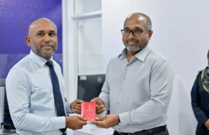 އޭދަފުށީގައިވެސް އިމިގްރޭޝަންގެ އޮފީހެއް ހުޅުވައި ޕާސްޕޯޓުގެ ހިދުމަތް ފަށައިފި thumbnail image