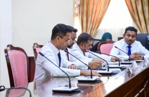 ނޫސްވެރިން މުޒާހަރާކުރަމުން ދަނިކޮށް މީޑިއާ ބިލު ކޮމިޓީން ފާސްކޮށްފި thumbnail image