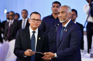 ރައީސް ގެންދަވަނީ ކައުންސިލްތަކުން ހުށަހަޅުއްވާ ކަންކަމަށް އަމަލީ ސިފަ ގެނެސްދެއްވަމުން: އާދަމް ޝަރީފް އުމަރު thumbnail image