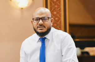 ލޫޓުވައިފި ބެނާ ދަމަންވީ އެމްޑީޕީ އޮފީސް ކުރިމަތީ thumbnail image
