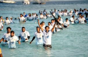 600 މީހުން އެއްފަހަރާ ފީނައިގެން ބ. އަތޮޅު ދުނިޔޭގެ ރެކޯޑެއް މުގުރާލައިފި thumbnail image