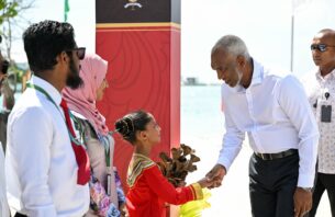 ދެ އަހަރެއްހާ ދުވަސް ތެރޭ ރާއްޖޭގެ ހުރިހާ ރަށަކަށް ރައީސް މުއިއްޒު ޒިޔާރަތްކުރައްވައިފި thumbnail image