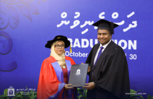 ދިވެހި ބަހުން އެންމެ ފުރަތަމަ ޕީއެޗްޑީ ހާސިލުކުރެއްވި ބޭފުޅަކަށް އައިމިނަތު ޒާހިރު thumbnail image