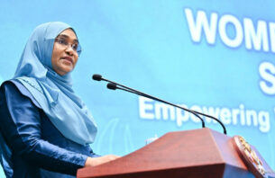 އަންހެން ކުދިންގެ އަޑުއަހައި، އިޙްތިރާމް ލިބޭނެ މާހައުލެއް ޤާއިމްކުރަން މަސައްކަތް ކުރަންޖެހޭ: ފަސްޓް ލޭޑީ thumbnail image