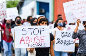 ކުއްޖެއްގެ ގައިގައި އަތްލި އަންހެނަކު ޖަލަށް thumbnail image