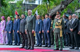 "ވަތަނުގެ ކުރިއެރުމާއި މަސްލަހަތަށް އިސްކަންދޭ ދަރީން ގައުމުގައި ގިނަވުމަށް އެދި ދުއާކުރަން" thumbnail image