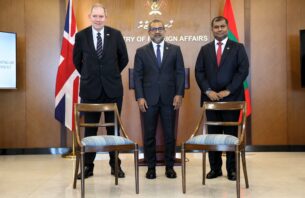 ރާއްޖޭގެ މިނިވަންކަމުގެ އެއްބަސްވުމުގައި ސޮއިކުރުމުގައި ބޭނުންކުރި ދެ ގޮނޑި ރާއްޖެއާ ހަވާލުކޮށްފި thumbnail image