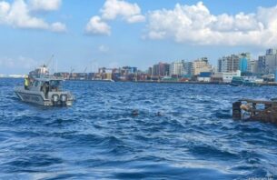 ކޮޅުވެއްޓި ބަންޑުން ޖަހާލި ޙާދިސާގައި ބިދޭސީއަކު ނިޔާވެއްޖެ thumbnail image