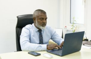 ހައިކޯޓުގެ ފަނޑިޔާރު ނިޔާޒު ރިޓަޔާ ކުރައްވަނީ thumbnail image