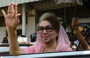 ބަނގްލަދޭޝްގެ ކުރީގެ ބޮޑުވަޒީރު ޚާލިދާ ޒިއާ އަވަހާރަވެއްޖެ thumbnail image