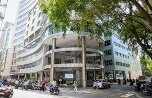 ސިވިލް ސަރވިސް މުވައްޒަފުންގެ ހެދުން އެޅުން އަޚްލާޤީ މިންގަޑަށް ނުފެތޭ, ބަދަލު ގެންނަން ދަންނަވައިފިން: ރައީސް thumbnail image