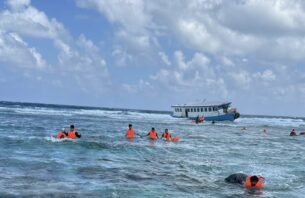 67 ފަތުރުވެރީން ގޮވައިގެން މާފުއްޓަށް ދަތުރުކުރި ފެރީއެއް ފަރަށް އަރައިފި thumbnail image