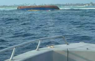 މުދާ އުފުލާ ބޯޓެއް ބަންޑުން ޖަހާލައި، 2 މީހަކު ގެއްލިގެން ހޯދަނީ thumbnail image