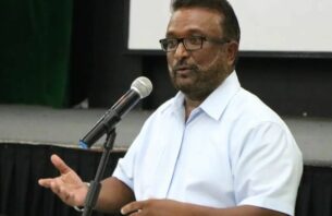 ދީނީ ޢިލްމުވެރިޔާ އަޒީބެއަށް ސްޓްރޯކެއް ޖެހި ފަރުވާދެނީ thumbnail image