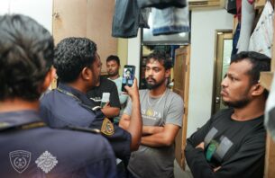 އެކަމަޑޭޝަން ބްލޮކެއް ބަލައި ފާސްކޮށް، 3 ބިދޭސީއަކު އިމިގްރޭޝަނުގެ ބެލުމުގެ ދަށަށް thumbnail image