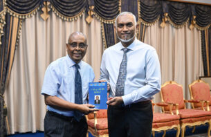 އެޗްއާރުސީއެމްގެ ފުރަތަމަ ރައީސް ލިޔުއްވި ފޮތެއް ރައީސް މުއިއްޒުއަށް ހަދިޔާކުރައްވައިފި thumbnail image