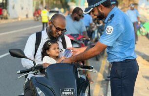 ގަވާއިދާ އެއްގޮތަށް ދުއްވާ އުޅަނދުތަކުގެ ވެރިފަރާތްތަކަށް ފުލުހުން ހަދިޔާ ދީފި thumbnail image