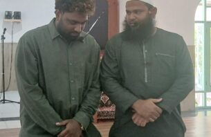 ބޯކޮށާ ތަނެއްގައި މަސައްކަތްކުރާ ލަންކާ މީހެއް އިސްލާމްވެއްޖެ thumbnail image