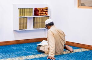 އަލަށް ހުޅުވި މިސްކިތްތަކަށް ސައުދީ އަރަބިއްޔާއިން ހަދިޔާކުރި މުސްހަފުތައް ފޯރުކޮށްދީފި thumbnail image