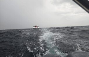 ފެލިދޫ ކައިރިން ލޯންޗެއް ބަންޑުންޖަހާލައި، ދެ މީހަކު ގެއްލިގެން ހޯދަނީ thumbnail image