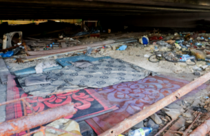 ބުރިޖު ދަށުގައި ބަޔަކު ދިރިއުޅޭ މައްސަލަ ބަލަނީ thumbnail image