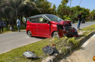 ލާމު ލިންކު ރޯޑުގައި ކާރެއް ކޮންޓްރޯލް ނުވެ ގޮސް އެކްސިޑެންޓު ވެއްޖެ thumbnail image