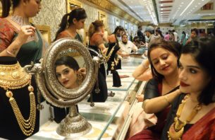 އިންޑިއާގައި ރަނަށް ދޫކުރާ ލޯނުގެ ވިޔަފާރި ފުޅާވެ، ދުނިޔޭގެ އިންވެސްޓަރުންގެ ސަމާލުކަން ހުއްޓިއްޖެ thumbnail image