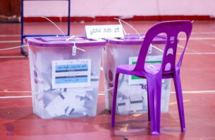 ވޯޓުލުމުގެ ވަގުތު ހަމަވެ، ކިޔޫގައި ތިބި މީހުން ވޯޓުލައި ނިމުމުން ފޮށިތައް ބަންދުކުރަން ފަށައިފި thumbnail image