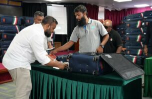 މިއަހަރު ޙައްޖަށް ފުރާ މީހުންނަށް ދޫކުރާ ފޮށްޓާއި ކިޓްތައް ހަވާލުކުރަން ފަށައިފި thumbnail image