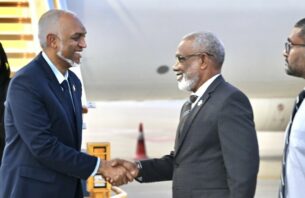 އުމްރާގެ މަތިވެރި އަޅުކަމަށް ފަހު ރައީސުލްޖުމްހޫރިއްޔާގެ ދެކަނބަލުން އެނބުރި ރާއްޖެ ވަޑައިގެންފި thumbnail image