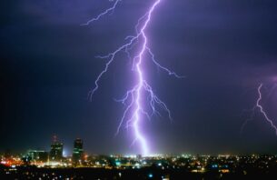 ހުޅުމާލޭގެ އިމާރާތަކަށް ހޮނުއަޅައި، ކޮންކްރީޓްތަކެއް މަގުމައްޗަށް ވެއްޓިއްޖެ thumbnail image