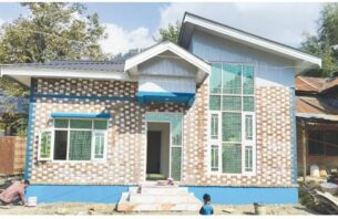 ފަތުރުވެރިން ސަލާމަތްކުރަން އުޅެނިކޮށް މަރުވި ކަޝްމީރުގެ ޒުވާނާގެ އާއިލާއަށް އާ ގެއެއް ލިބިއްޖެ thumbnail image