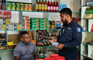 ފޭކް ސްލިޕްތަކާއި ސްކޭމްތަކަށް ވިޔަފާރިވެރިން ހޭލުންތެރިކުރުވަން ފުލުހުން އައްޑޫގައި ހަރަކާތްތަކެއް ކުރިއަށް ގެންގޮސްފި thumbnail image