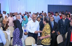 ލަންކާގައި ދިރިއުޅޭ ދިވެހީންނަށް ކުރިމަތިވާ ވިސާގެ ދަދިތަކަށް ހައްލު ހޯދައިދޭނަން: ރައީސް thumbnail image