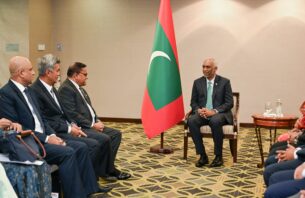 ރައީސްއާއި ސްރީލަންކާގެ ޚާރިޖީ ވަޒީރު ބައްދަލުކުރައްވައި ދެޤައުމުގެ ގުޅުން ބަދަހިކުރުމާ ގުޅޭގޮތުން މަޝްވަރާކުރައްވައިފި thumbnail image