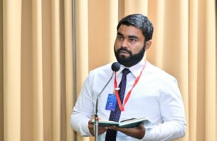 ކޯޓުގެ އަމުރަކާ ޚިލާފަށް ސުވާލުކުރުމުން "އަދަދު" ނޫހުގެ ނޫސްވެރިޔަކު ރައީސް އޮފީހުން ބޭރުކޮށްފި thumbnail image