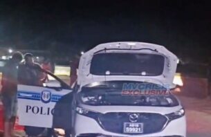 ޕޮލިސް ކާރެއް ހޮޅިދަނޑިއަކަށް އަރައި އެކްސިޑެންޓްވެއްޖެ thumbnail image
