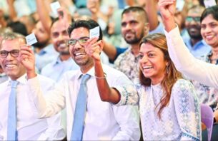 ޤާނޫނީ އަދަދު ހަމަނުވެގެން ރައީސް ނަޝީދުގެ ޑިމޮކްރެޓްސް އާއި ލޭބަރ ޕާޓީ އުވާލައިފި thumbnail image