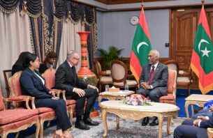 ފަރަންސޭސިވިލާތުގެ އައު ސަފީރު، އެ މަނިކުފާނުގެ ސަފީރުކަމުގެ ފަތްކޮޅު ރައީސްއަށް އަރުވައިފި thumbnail image