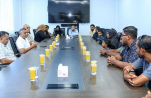 މަރްޙޫމް ޢާސިފްގެ ޢާއިލާއާ ސީޕީ ބައްދަލުކުރައްވައި ރައީސްގެ ތައުޒިއާ މެސެޖް ރައްދުކޮށްދެއްވައިފި thumbnail image