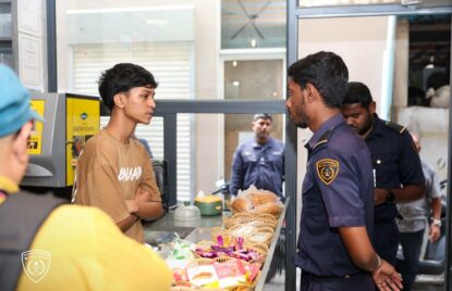 ކެފޭ/ޓޭކްއަވޭގެ ތަންތަން ރެއިޑްކޮށް ގަވާއިދާ ހިލާފަށް އުޅުނު ބިދޭސީއަކު އަތުލައިގެންފި thumbnail image