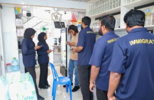 ބިދޭސީންގެ ވިޔަފާރިތަކެއް ރޭޑުކޮށް، ހަތް މީހަކު އިމިގްރޭޝަނުން ހައްޔަރުކޮށްފި thumbnail image