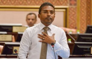 ޤައުމުގެ ހަލާކަކީ ނަޝީދު ކަމަށް ވިދާޅުވެ، މެންބަރު ރިފާޢު ވަރުގަދަ ރައްދެއް ދެއްވައިފި thumbnail image