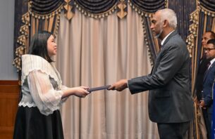 ފިލިޕީންސްގެ އައު ސަފީރު، އެ ކަމަނާގެ ސަފީރުކަމުގެ ފަތްކޮޅު ރައީސްއަށް އަރުވައިފި thumbnail image