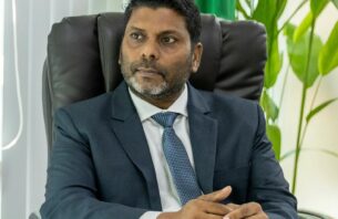 ހިތަދޫ އުތުރު ބައި-އިލެކްޝަން: ސަރުކާރަށް އޮތް ތާއީދު ވޯޓު ފޮށިތަކުން ފެނިއްޖެކަމަށް ރާފިޢު ވިދާޅުވެއްޖެ thumbnail image
