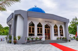 ދަމާސް ސޯލިހުގެ އެހީގައި އައްޑޫގައި ބިނާކުރި މިސްކިތް ހުޅުވައިފި thumbnail image