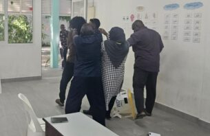 އެމްޑީޕީ އިންތިހާބު: ފީއަލީގައި ބަޔަކު ވޯޓު ފޮށި ގެންގޮސްފި، ފިޔޯރީ ވޯޓު ފޮށި ފަޅާލައިފި thumbnail image