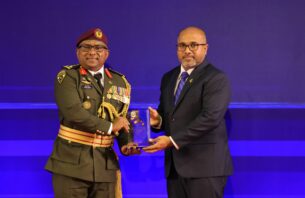ދިވެހި ފުލުހުންނަށް އެހީތެރިކަން ފޯރުކޮށްދިން ފަރާތްތަކުގެ އަގުވަޒަންކޮށް އެވޯޑުދީފި thumbnail image