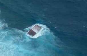 ކޮޅުވެއްޓި ބަންޑުން ޖަހާލި ހާދިސާގައި ގެއްލުނު ދެ މީހުން އަދިވެސް ނުފެނޭ: ދިފާއީ ބާރު thumbnail image