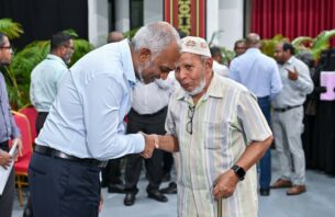 "ރައްޔިތުންގެ އަޑު": ރައީސްއާ ބައްދަލުކުރުމަށް އަށް ދާއިރާއަކަށް ފުރުސަތު ހުޅުވާލައިފި thumbnail image